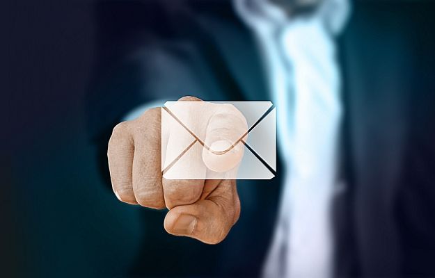 man hand pointing to the email icon | Template email